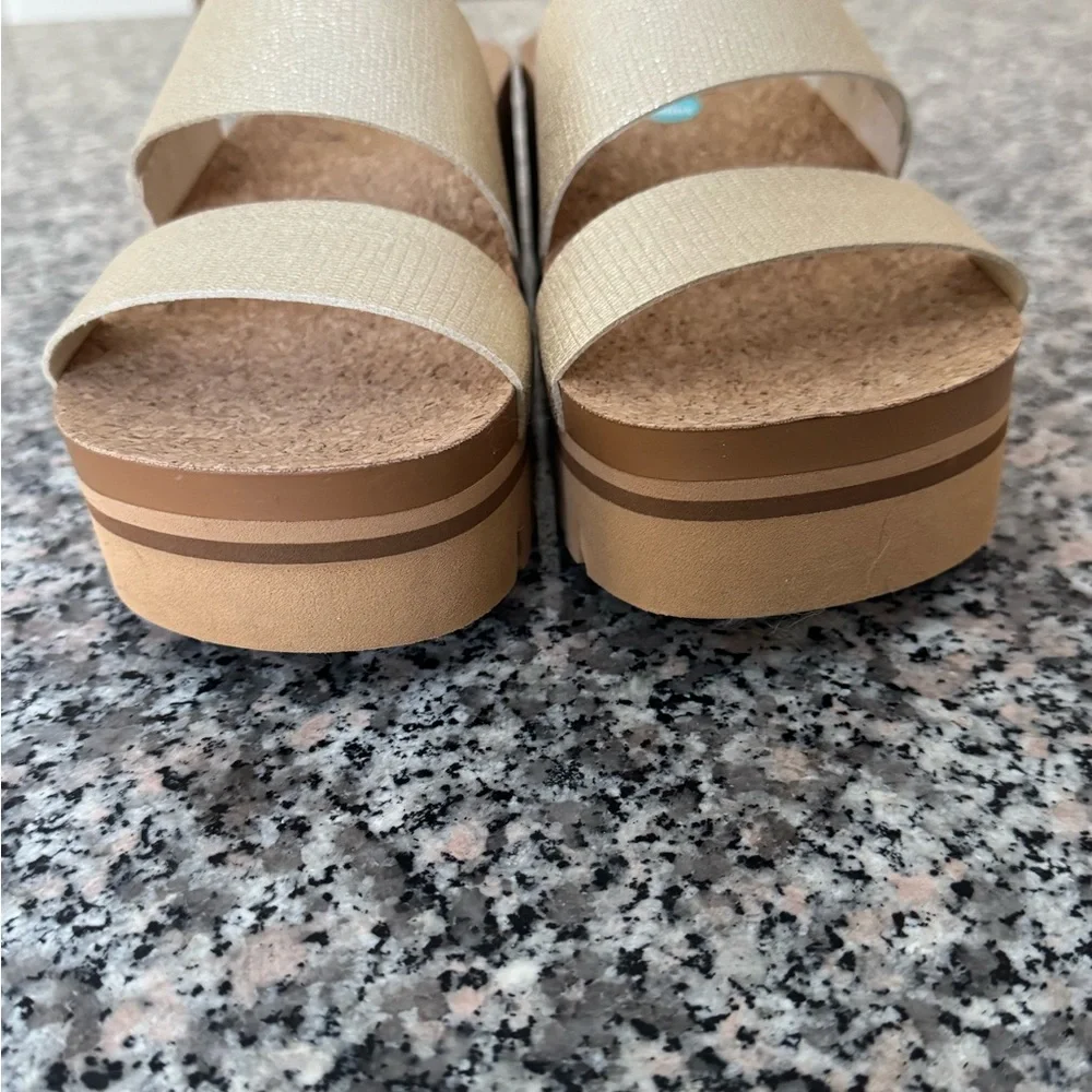 NWOT Reef Cusion Vista Higher Women's Platform Sandals in Gold - Picture 9 of 9